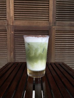 Limon ve buzlu buzlu yeşil çay