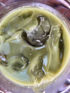 Masada yeşil yapraklı bir fincan çay.