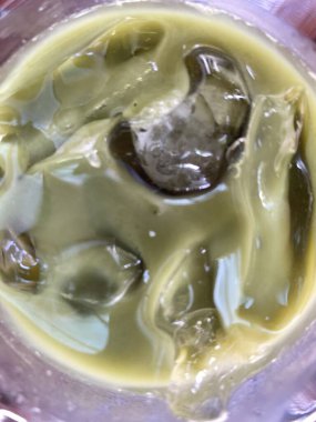 Ahşap bir masada yeşil çay