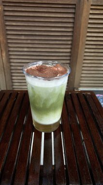 Bir fincan buzlu çay yakın.