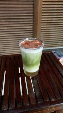 Masadaki bir bardakta dondurma.