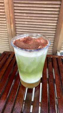 Limonlu bir fincan kahve.