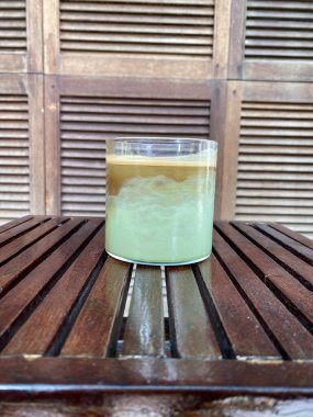 Kahve fincanı ve ahşap masa.