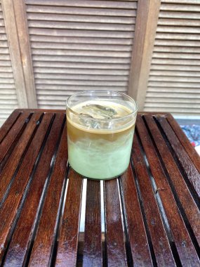 yeşil çay, cam bardakta, masada.