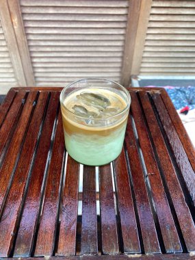 Arka planda yeşil çay