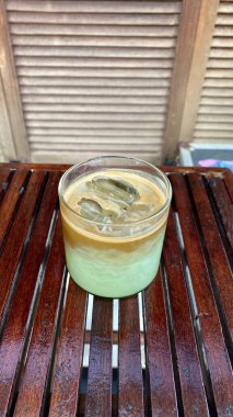 Bir fincan çay, bir kaşık ve bir bardak kahve.