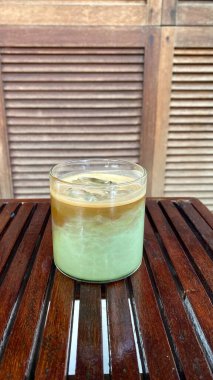 Ahşap masada yeşil çay