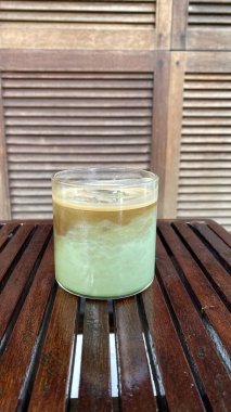 Tahta bir masada bir bardak su.