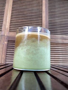 Bir fincan yeşil kahve.