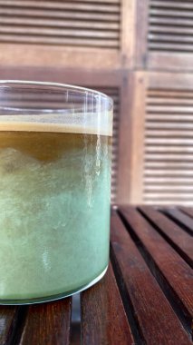 Bir bardak yeşil çay yakın.