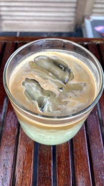 Bir bardak birayı kapat.