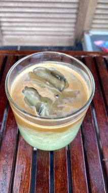 Bir kaşık kaşıkla bir fincan kahve.