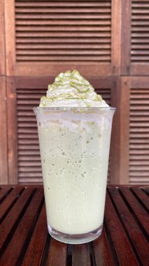 Yeşil yapraklı ve tarçınlı dondurma