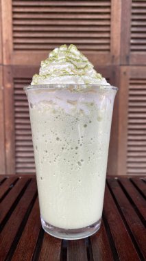 yeşil çay bardakta ve masada pipet