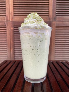 Ahşap masada yeşil çay