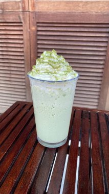 Ahşap masada yeşil çay