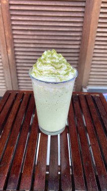 Cam bardakta yeşil kibrit çayı