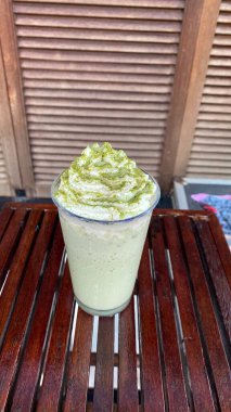 bir fincanda yeşil çay