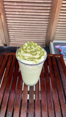 Buzlu bir bardakta yeşil smoothie