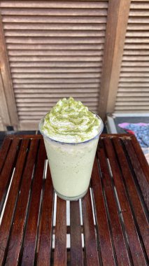 Buzlu kibrit yeşil çay, süt ve dondurma.