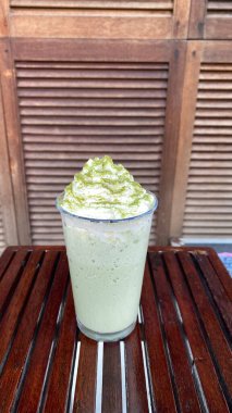 Buzlu yeşil çay ve krem şantili