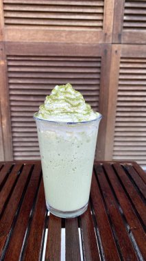 Bardakta kibrit yeşili latte.