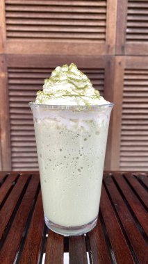 Yeşil çay nane yaprakları ile