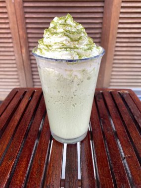 Limonlu yeşil çay ve krem şantili