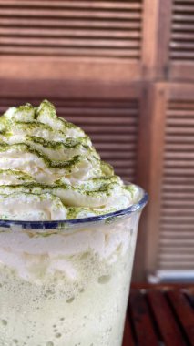 Masadaki bardakta dondurma var.