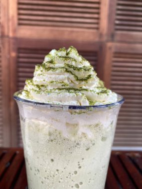 Buzlu ve naneli yeşil çay.