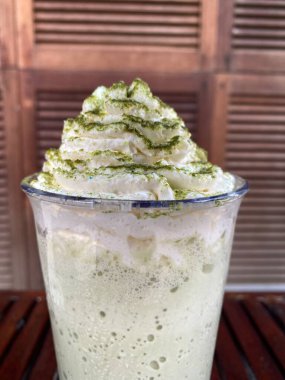 bir bardak yeşil smoothie