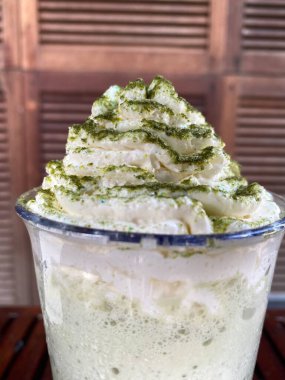 Kremalı yeşil çay dondurması ve cam kasede yeşil çay..