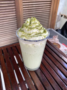 kremalı ve çikolatalı yeşil kahve.