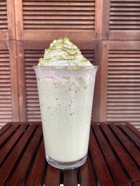 yeşil çay, buz ve krem şanti.