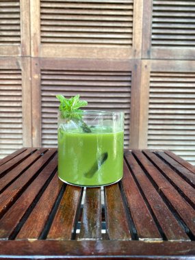 Nane ve nane yapraklı yeşil smoothie.