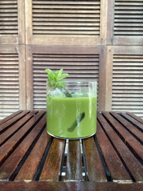 Taze naneli yeşil smoothie.