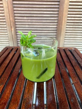 yeşil çay bir bardak süt ve bardakta pipetle