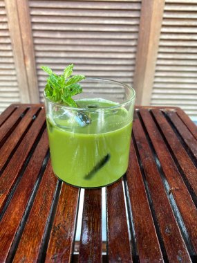 Masanın üzerindeki bardakta taze lezzetli kokteyl manzarasını kapat.