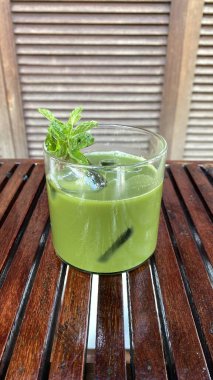 Süt ve buzlu yeşil çay