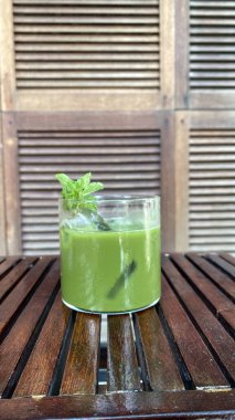 Nane yaprağı ve buz küplü yeşil çay