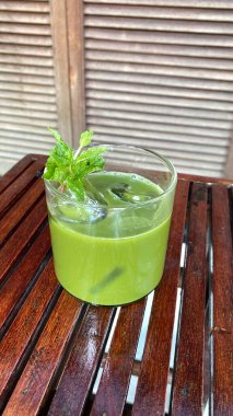 Buzlu taze yeşil smoothie.
