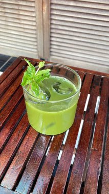 Buzlu ve naneli taze yeşil çay.