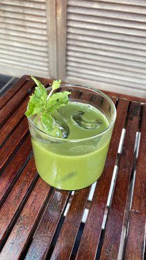 limon ve nane yapraklı yeşil smoothie