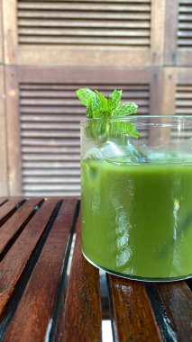 Süt ve nane yapraklı yeşil çay