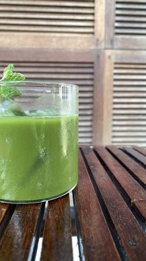 Nane yaprağı ve limonlu yeşil çay