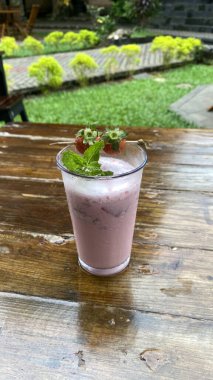 Ahşap masa üzerinde çilek güler yüzlü