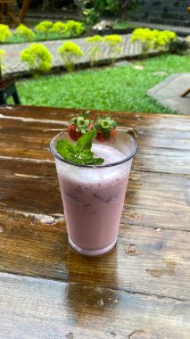 Bardakta taze çilekli smoothie.