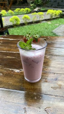 Naneli ve çilekli dondurma.