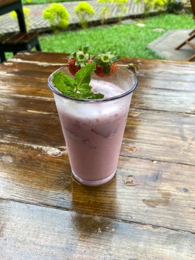 Çilekli dondurma ve ahududu.