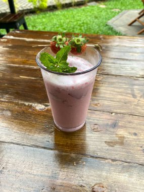 Masanın üzerine taze çilek güler yüzlü